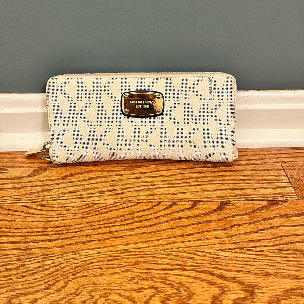 Michael Kors White Monogram wallet no wristlet band